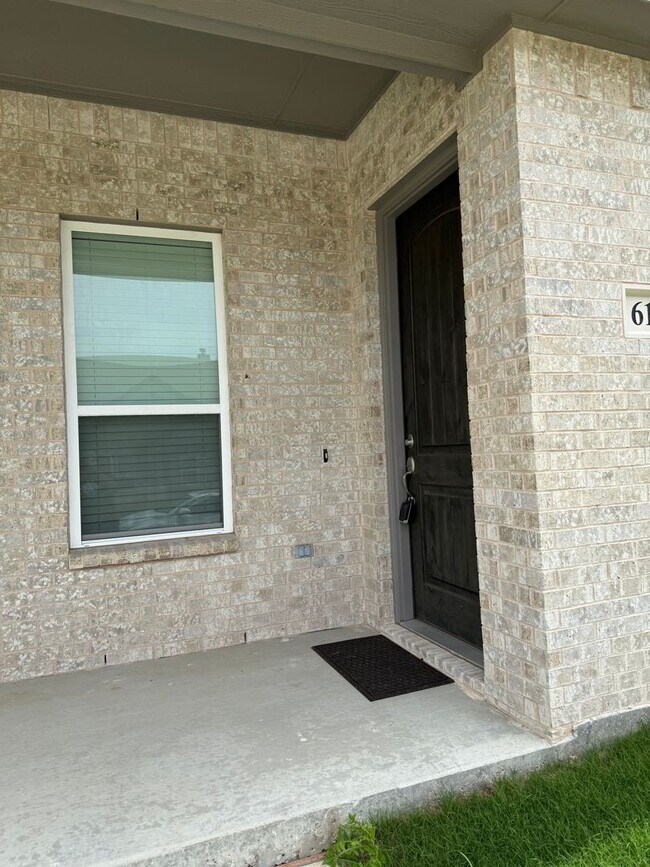 Building Photo - 3/2/2 Open concept and conveniently located for commuters
