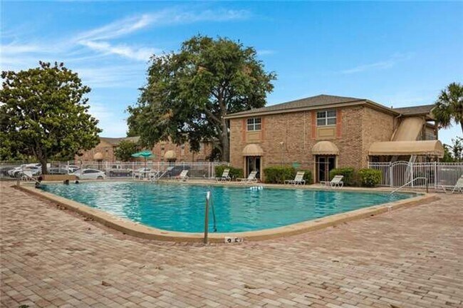 Building Photo - 484 Banyon Tree Cir