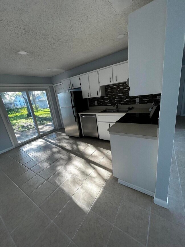 Building Photo - 8997 SE Sandy Ln