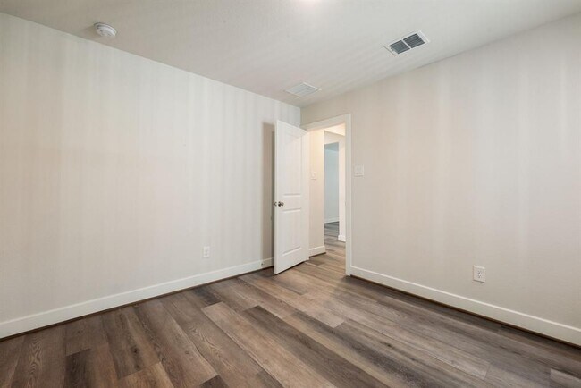 Building Photo - 20914 Kadefield Dr