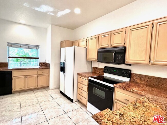 Building Photo - 640 Indian Oak Ln