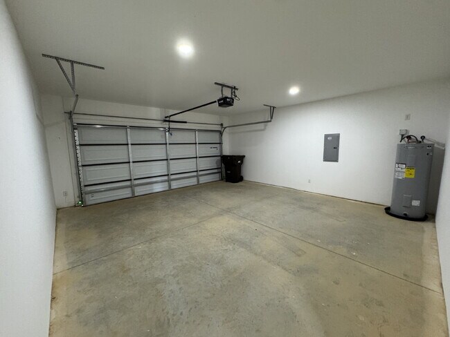 Building Photo - 1465 Forest Dr