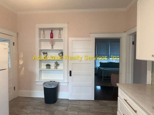 Building Photo - Totally Remodeled Vintage Home - FULLY FURNISHED!!!