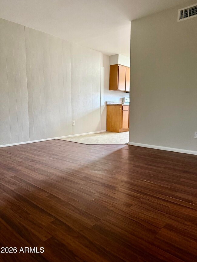 Building Photo - 825 E 5th St