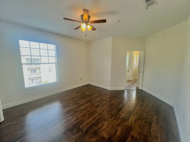 Building Photo - Spacious 2 Bed, 2 Bath + Loft in Prime Lak...