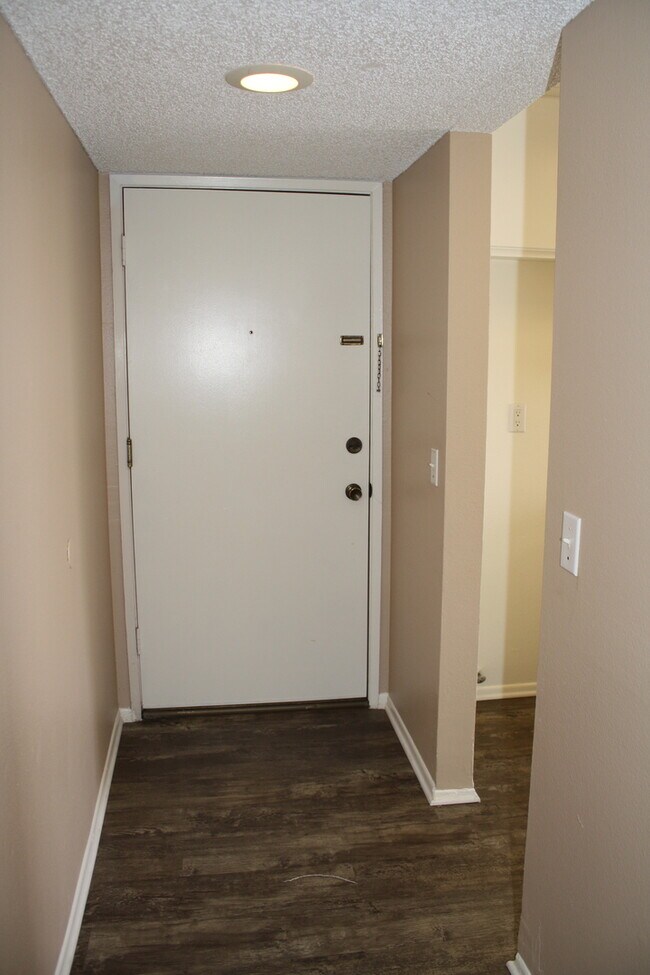 Building Photo - Large 2 Bedroom 2 Bath Condo with 1 Parking Space in Long Beach Coming Soon!