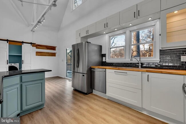 Building Photo - 1080 Crestview Dr