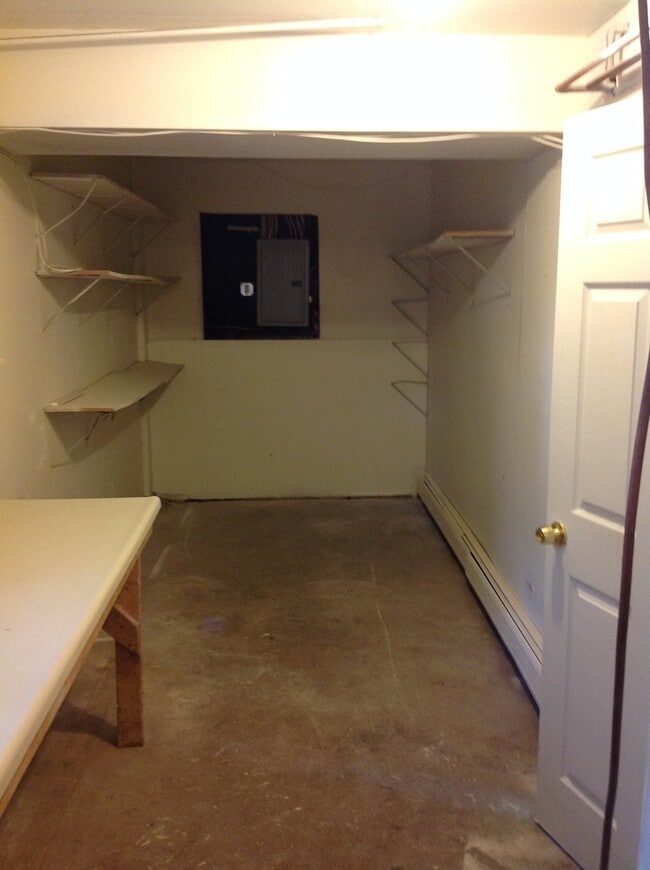 Building Photo - Single Family Home 4 Bed 2 Full Baths