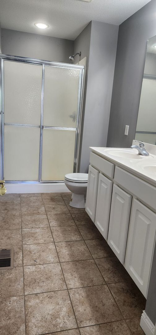Building Photo - Beautiful 3 bedroom 3 bath End Unit Townhouse