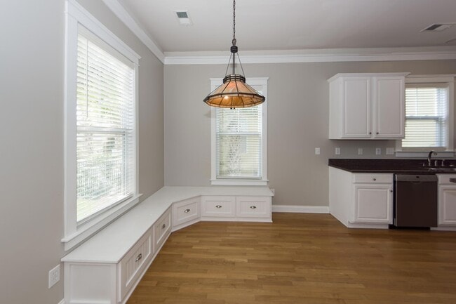 Building Photo - 302 White Gables Dr