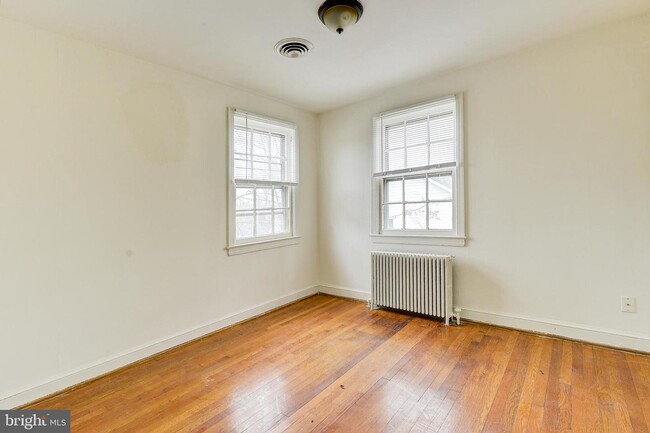 Building Photo - 4914 Crescent St