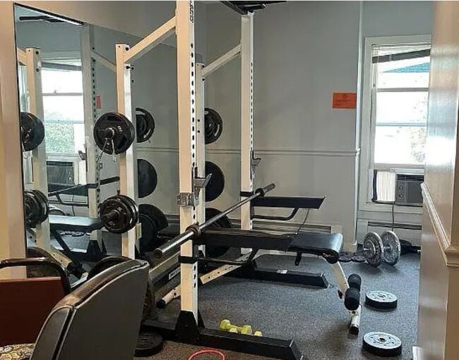Building Photo - Beautiful One Bedroom Condo - HEAT INCLUDED!!