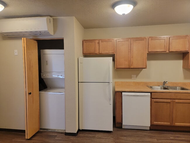 Building Photo - 502 SW Evergreen Ave