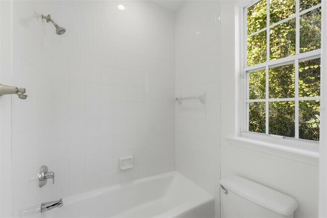 Building Photo - 815 Lake Evalyn Dr