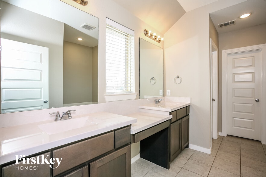 Building Photo - 1127 Bantham Wy