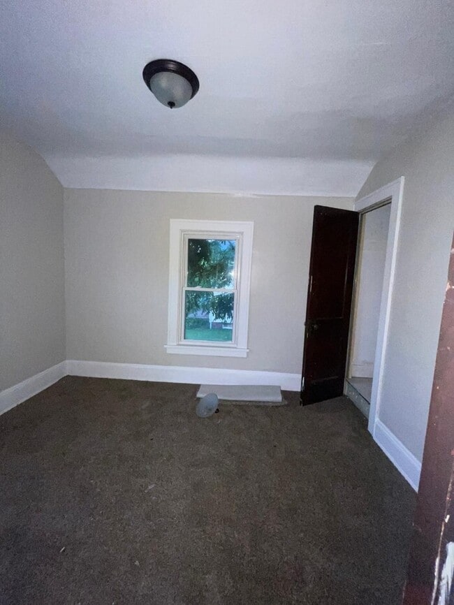Building Photo - Updated 3 bedroom 1 bathroom in Cleveland