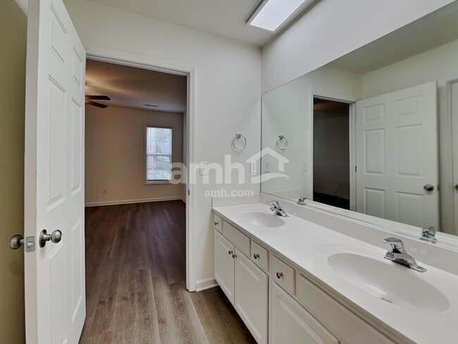 Building Photo - 105 Bristol View Cir