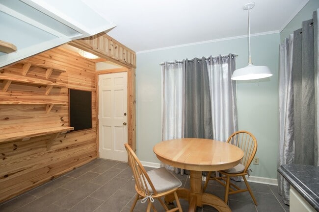 Building Photo - Cottage life in Southern Pines