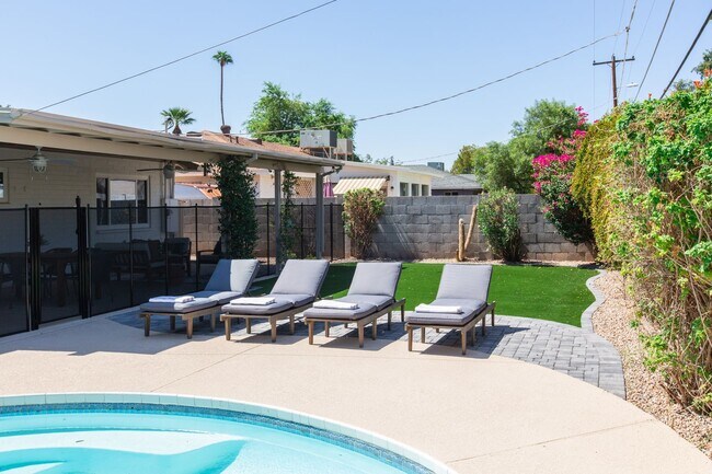 Building Photo - Stunning Remodel near Old Town!