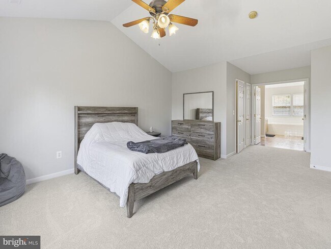 Building Photo - 45370 Barefoot Dr