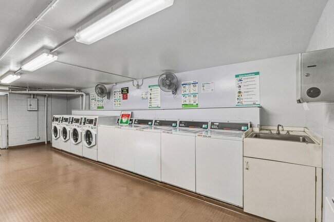 Building Photo - Downtown Honolulu Condo - AC . W/D . Full Kitchen