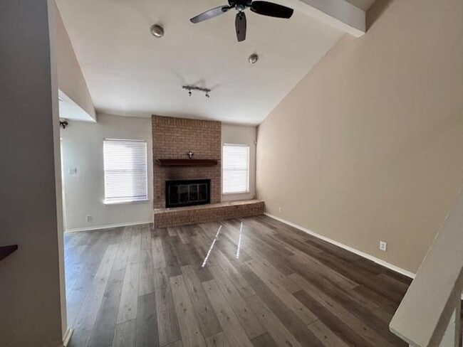 Building Photo - Northwest Condo / 2 bedrooms / 2 car garage / Backs beautiful Greenbelt