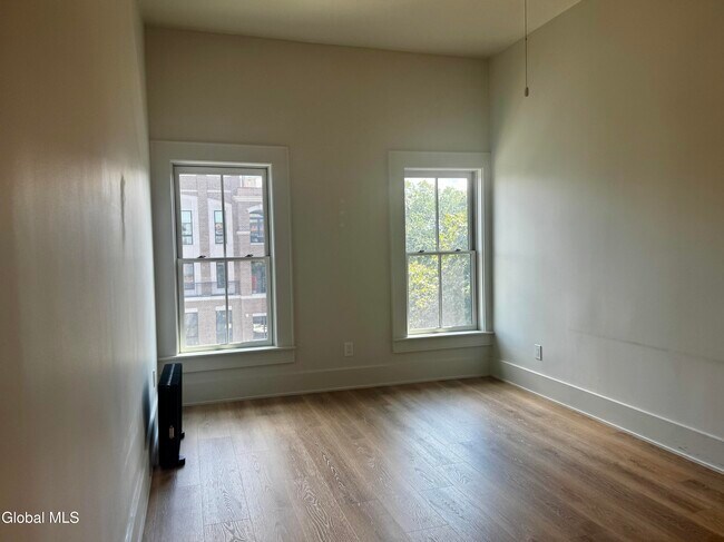 Building Photo - 423 Broadway