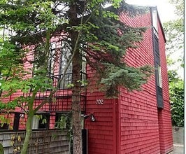 Building Photo - Husky Townhomes