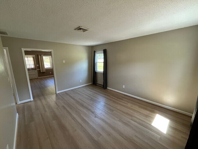 Building Photo - 1681 Village Pl