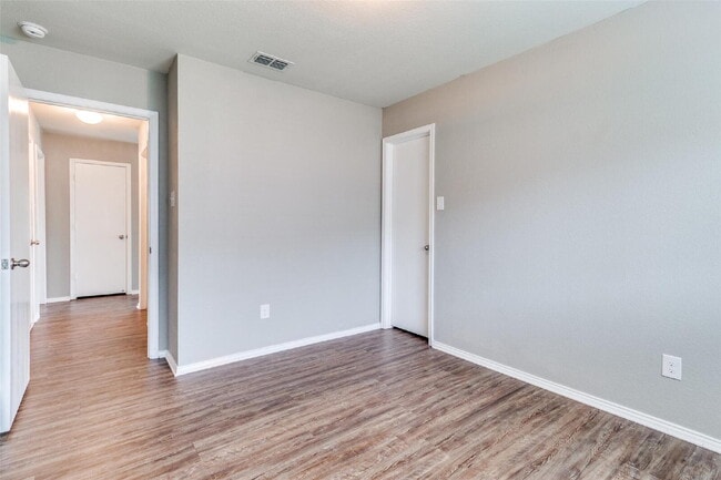 Building Photo - 1434 Raven Dr W