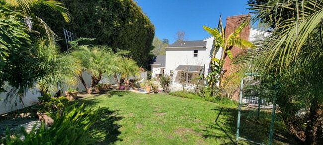 Building Photo - 661 Warner Ave