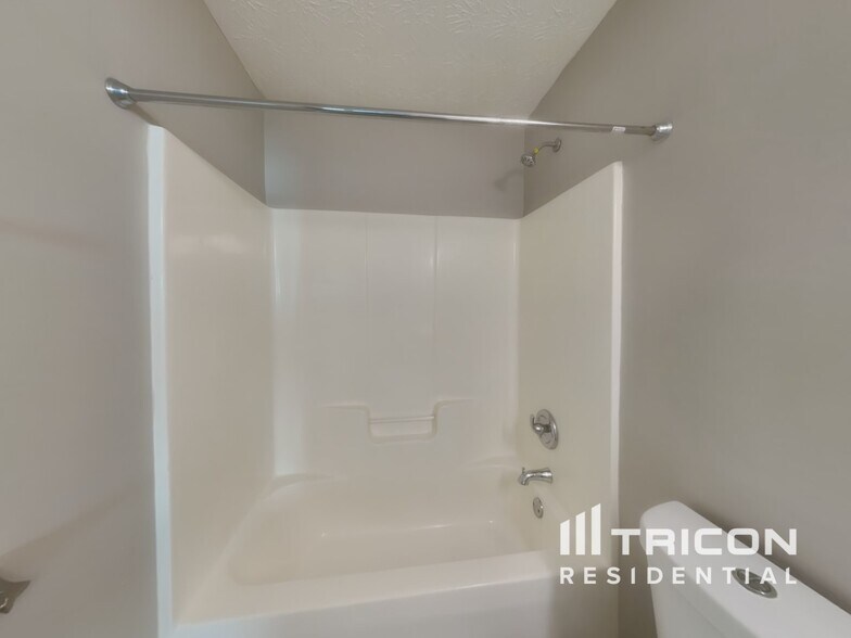 Building Photo - 484 Cathedral Dr