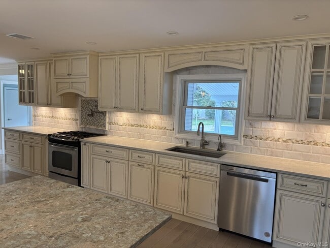 Building Photo - 71 Maple Ave