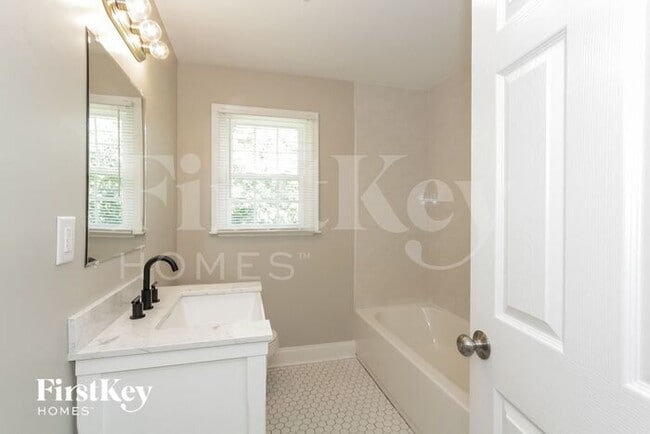 Building Photo - 5412 Hilltop Cir