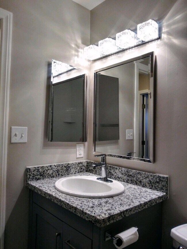 Building Photo - 3 bedroom / 2 bath upstairs unit in the heart of Hillcrest!