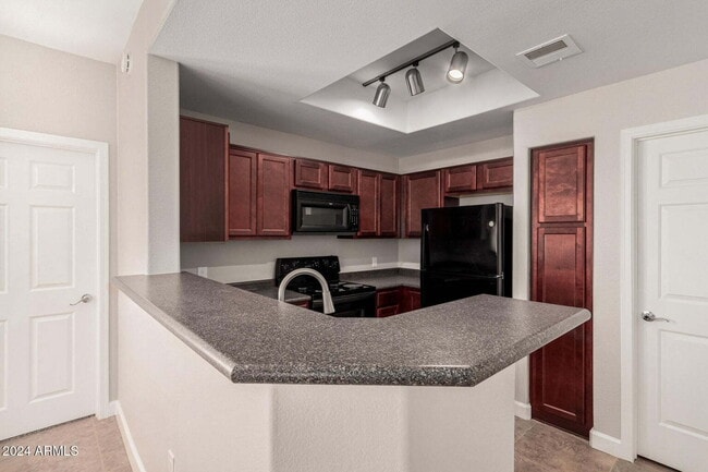 Building Photo - Immaculate Lakewood Community Condo