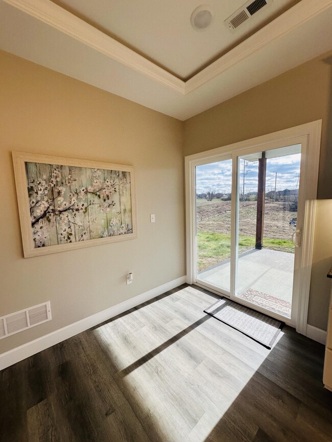 Building Photo - 726 Vine Dr