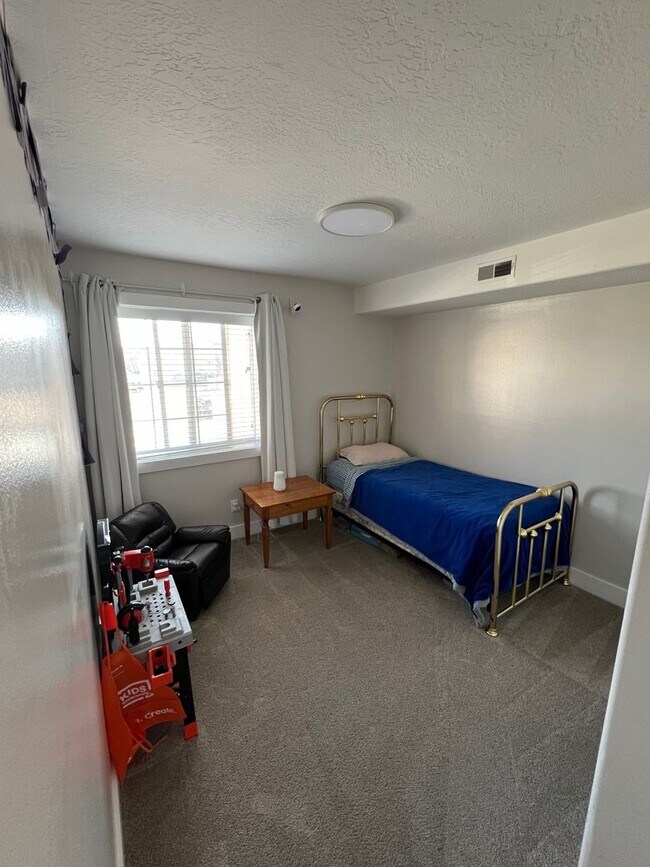Building Photo - Orem 3 bedroom condo