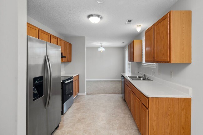 Building Photo - 3 Bedroom 2 Bathroom Home
