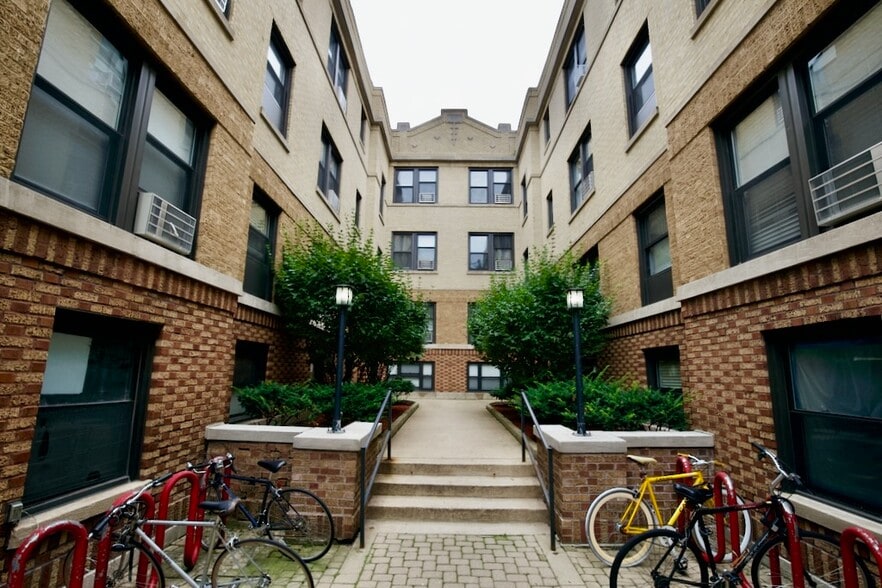 Primary Photo - 716 W Brompton