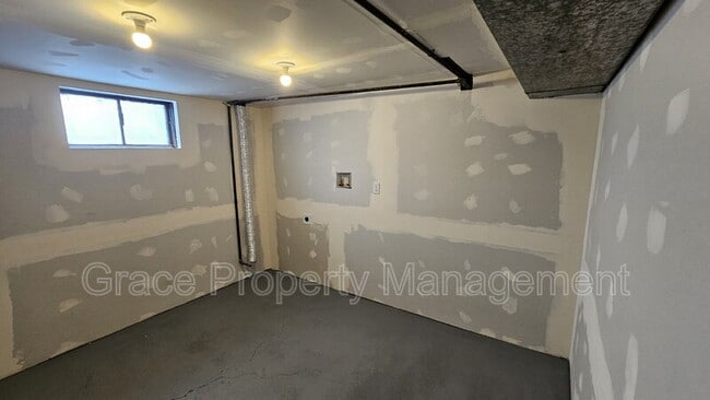 Building Photo - 7855 Kenwood St