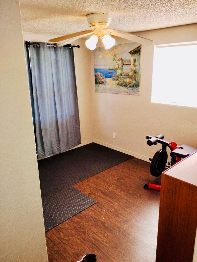 Building Photo - 3 Bed / 1 Bath House with Fenced Yard