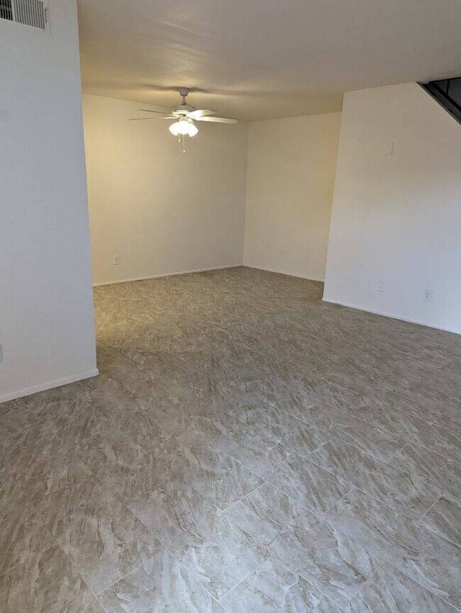 Building Photo - MOVE IN READY!!! TOWNHOME!! 2 BEDROOMS 2.5...