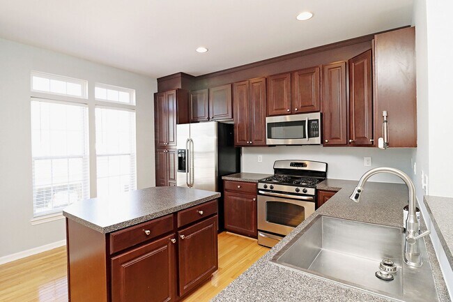 Building Photo - Spacious Pantops Townhome – Convenient, Pet-Friendly Living