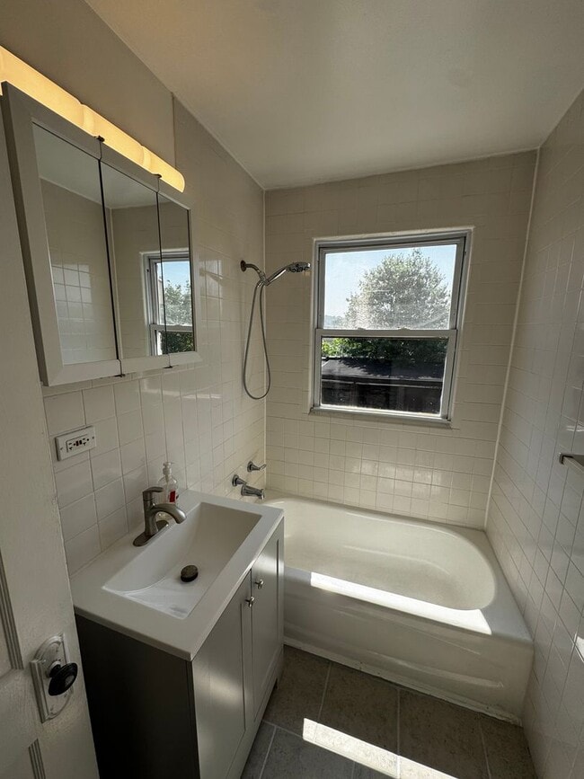Building Photo - South Oakland Two Bedroom!