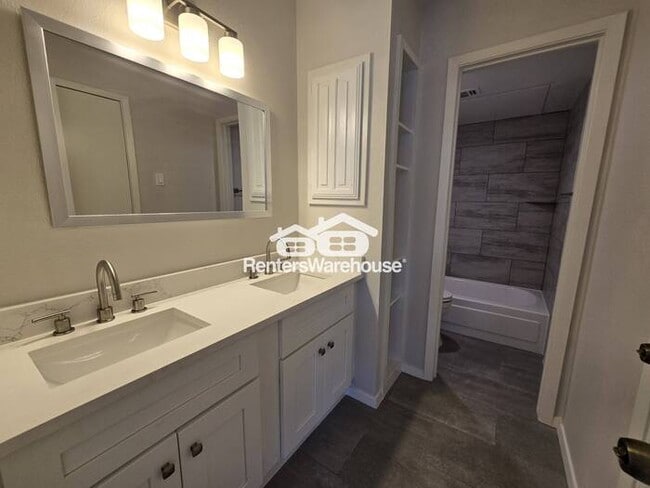 Building Photo - FOR RENT - MOVE IN READY - 2  BEDS 1.5 BAT...