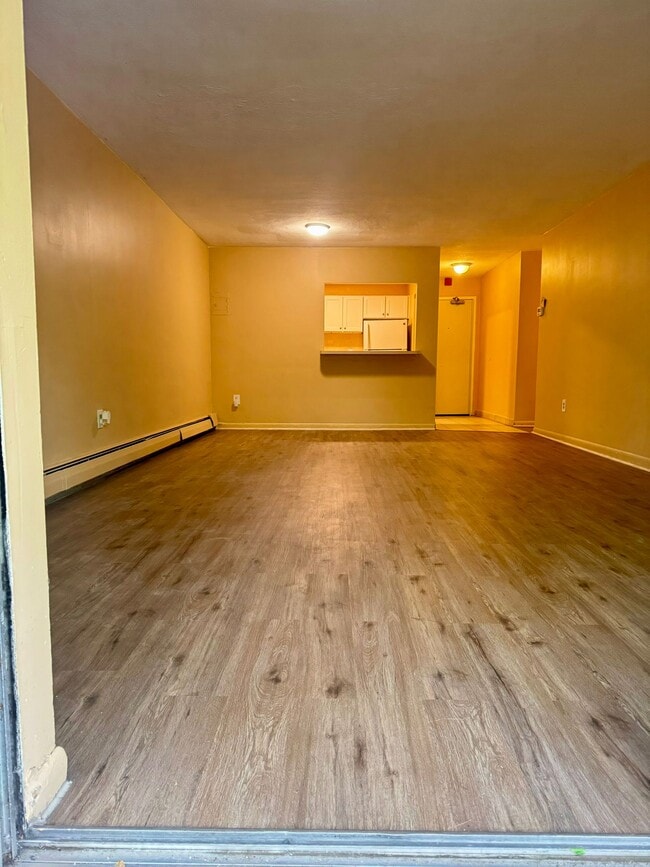 Building Photo - 32 Whites Ave