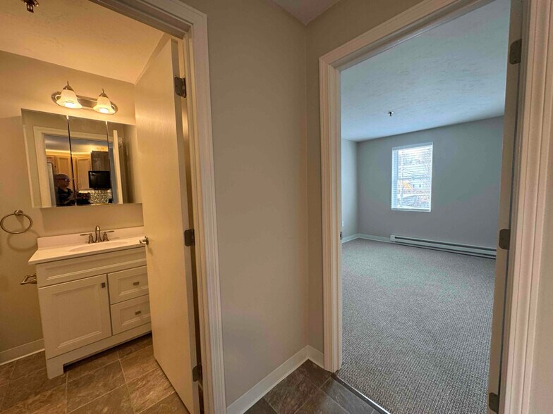 Building Photo - 3 Cook St