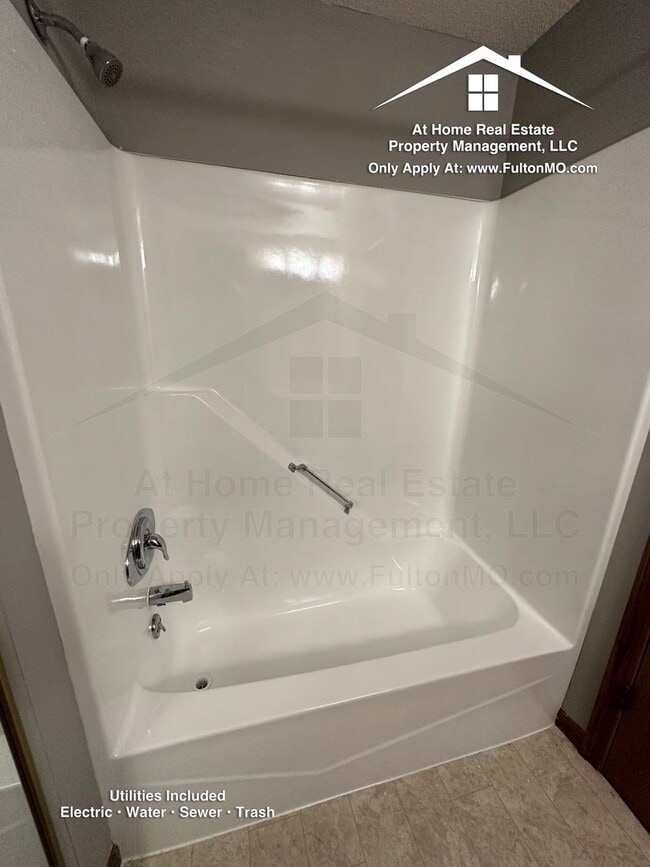 Building Photo - 103 E 10th St