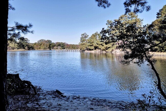 Building Photo - Beautiful Poquoson Home.